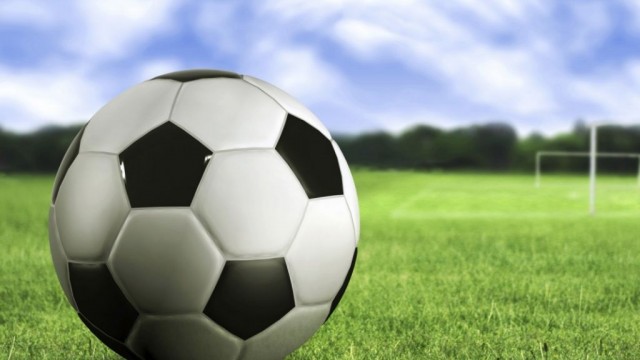 100373_2topics_com_soccer-ball-on-the-grass